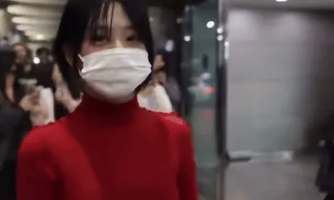 Lộ clip "tiểu Jennie" phát hoảng khi bị fan truy đuổi vây kín tại sân bay, hỏi 1 câu nghe mà xót