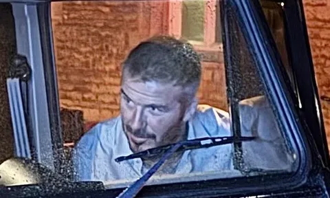 Beckham bị paparazzi bắt gặp ở quán pub