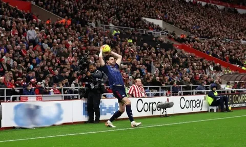 HLV Sunderland dùng mánh khóe biển quảng cáo để cầm hòa Arsenal