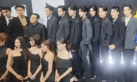 Cả dàn mỹ nhân mặc váy ngắn bị bắt quỳ rạp để chụp ảnh, loạt sao nam đứng trơ gây tranh cãi kịch liệt