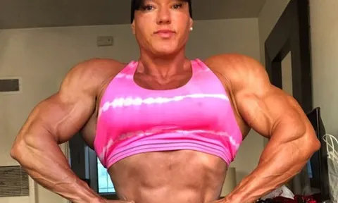 Thiếu nữ 17 tuổi hoá quái vật thể hình bắp tay cuồn cuộn, thân hình như tạc bằng thép