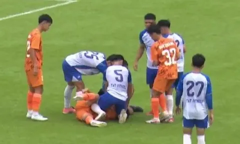 Cầu thủ bị co giật khi thi đấu ở giải hạng Ba Quốc gia