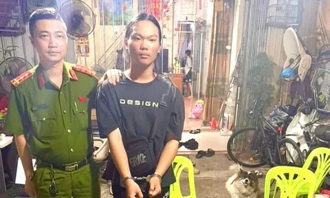 Cất giấu 20 kg bạc dưới đế giày vận chuyển qua biên giới