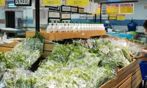 Hàng thiết yếu đua nhau tăng giá, người dân cắn răng chi tiêu