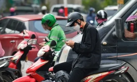 Dùng điện thoại di động khi dừng đèn đỏ có bị xử phạt?