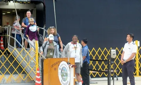 Hai siêu du thuyền hạng sang đưa 3.100 khách du lịch quốc tế đến Quảng Ninh