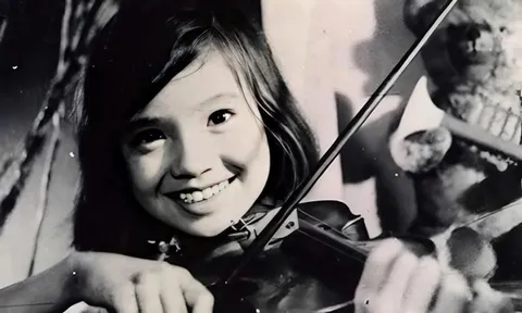 NSND Lan Hương 'Em bé Hà Nội': Cãi mẹ theo nghệ thuật, U70 viên mãn bên chồng