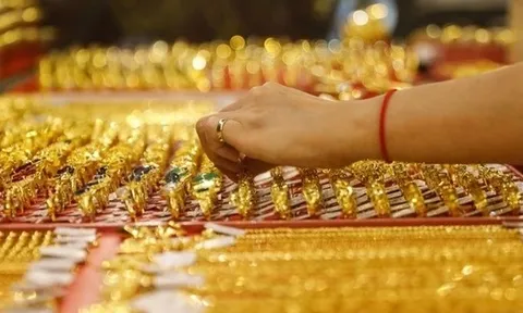 Người phụ nữ ra tiệm mua hơn 3 cây vàng, chủ cửa hàng từ chối bán rồi lập tức báo công an