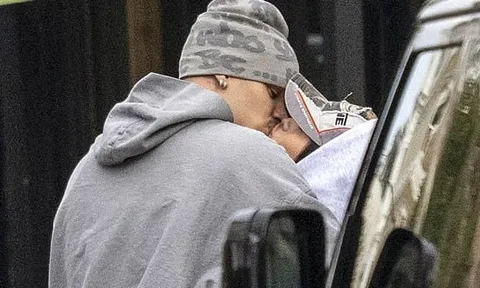 "Tóm dính" con trai Beckham khoá môi bạn gái sexy bên siêu xe Porsche 5 tỷ