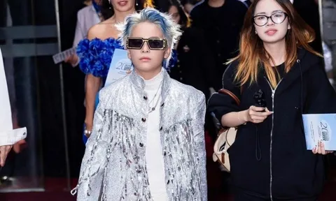 Trịnh Gia Huy gây chú ý như idol Kpop trên thảm đỏ Vietnam International Fashion Week 2025