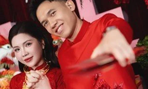 Cưới tiền vệ đội tuyển Việt Nam, cô dâu vàng đeo trĩu cổ đúng chuẩn "cô chủ tiệm vàng"