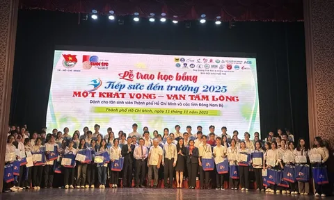 Mẹ xuất hiện bất ngờ, nữ sinh viên y dược bật khóc