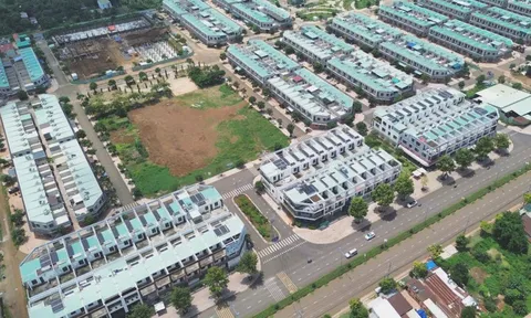 Cảnh tượng "nóng rực": Hàng dài người xếp hàng bốc thăm mua căn hộ giá chỉ 9 triệu đồng/m2