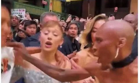 Ariana Grande bị fan cuồng tấn công giữa sự kiện, 1 "chị đại" ra tay cực ngầu cứu nguy cấp tốc