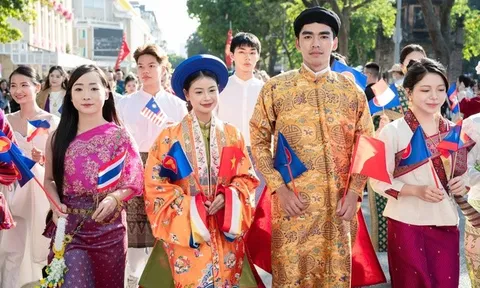 Rực rỡ sắc màu Việt phục trong ngày hội “Bách Hoa Bộ Hành”