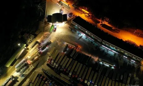 Đúng 18h30, xe tải Trung Quốc không người lái, sẽ di chuyển vào ban đêm sang Việt Nam