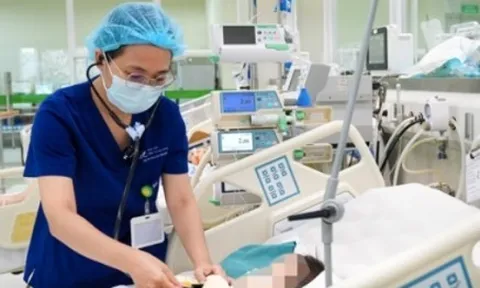 Bé 2 tuổi suy hô hấp nặng vì uống nhầm dầu thắp