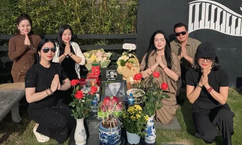 Dàn nghệ sĩ viếng mộ GS.NSND Trung Kiên, tiết lộ về sự “xuất hiện” của cố nghệ sĩ tại Lời ca còn mãi