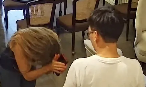 Khách Tây lạy chủ quán Việt Nam vì được ăn món ngon nhất cuộc đời