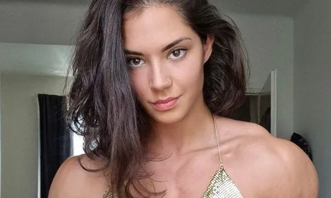 Cô gái xinh như búp bê nhưng nhìn xuống bên dưới thì đến đàn ông còn phải choáng váng