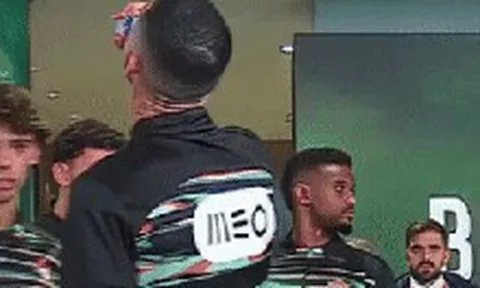 Ronaldo uống nước ngọt có gì mà gây sốc?