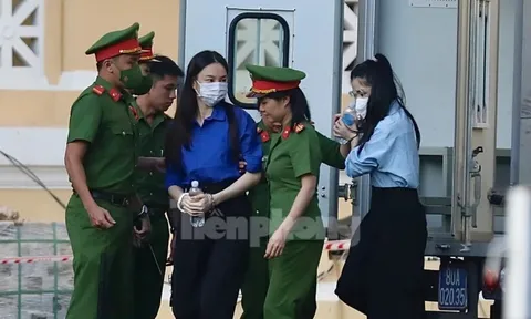 Hoa hậu Thùy Tiên và Hằng Du mục đã được áp giải tới tòa