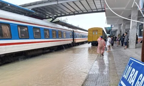 Đường sắt dừng tàu khách, khẩn cấp giữ cầu Luật Lễ