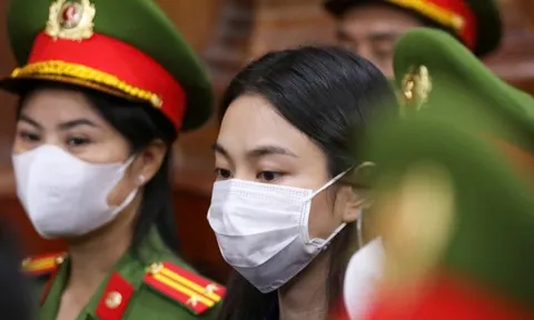 Trên bục khai báo, hoa hậu Thùy Tiên ngấn lệ thừa nhận hành vi phạm tội