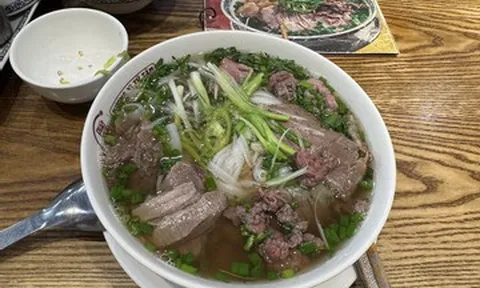 Hành lá 65.000 đồng/kg, chủ quán phở than 'không tăng giá sớm muộn cũng đóng cửa'