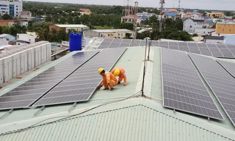 Vì sao lắp điện mặt trời mái nhà tự dùng có thể bị phạt tới 20 triệu đồng nếu không thông báo?