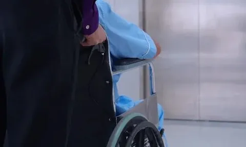 Thanh niên 22 tuổi chân 'mềm nhũn', không đứng dậy nổi sau một đêm: Bác sĩ hé lộ 'thủ phạm' bất ngờ