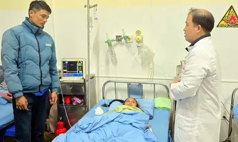 Cháu bé được tìm thấy trong đống đổ nát sau sạt lở đã qua cơn nguy kịch