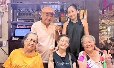 NSND Việt Anh kém ông bà ngoại vợ 9x vài tuổi, thỉnh thoảng lại được hỏi "hai đứa vui không?"