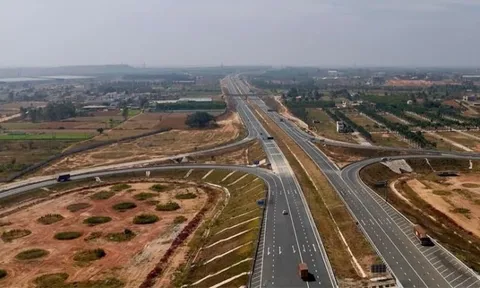 Đột kích 15 địa điểm, triệt phá đường dây làm giả giấy tờ chiếm đoạt đất công, tịch thu vàng thỏi trị giá hơn 2 tỷ đồng cùng hơn 4 tỷ đồng tiền mặt, phong tỏa 22 tỷ đồng cổ phiếu