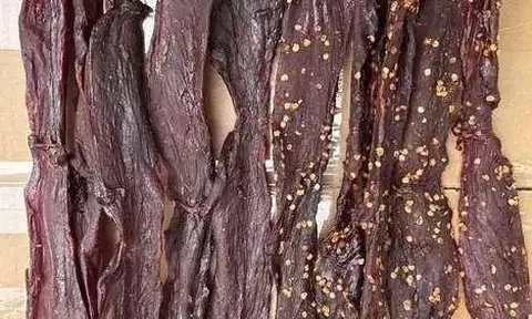 Đột kích nhà máy bí ẩn trên núi, cảnh sát triệt phá đường dây làm thịt bò khô từ vịt: Giá rẻ gấp 6 lần vốn, thu tới 36 tỷ/tháng