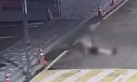 Thời sự công bố clip Chủ tịch showbiz xâm hại tình dục cô gái say rượu đến mù mắt, còn vứt nạn nhân bên đường