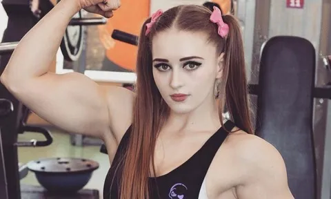 Đừng chỉ nhìn gương mặt búp bê mà lầm, "quái vật" thể hình này sẽ khiến khối anh chàng nể phục đấy