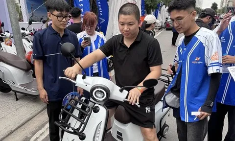 Doanh số xe máy điện tăng chóng mặt