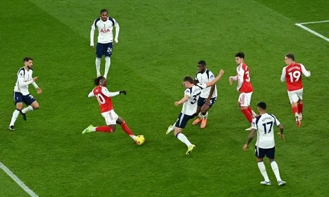 Tranh cãi bùng nổ sau bàn thắng mở tỉ số của Eze cho Arsenal