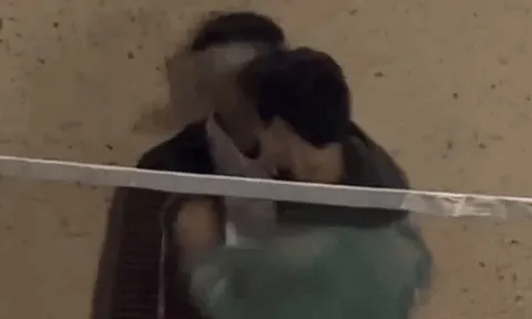 Clip sốc: Nam diễn viên 2k4 ngã khuỵu vì bị đồng nghiệp đấm mạnh vào mặt