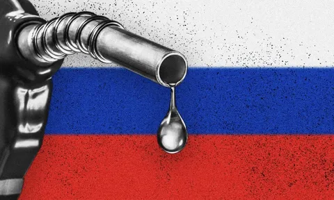 Buồn của dầu Nga: Một quốc gia vừa giảm nhập khẩu đến 2/3 sản lượng, hơn 48 triệu thùng dầu đang lênh đênh trên biển, doanh thu thấp nhất trong 2,5 năm