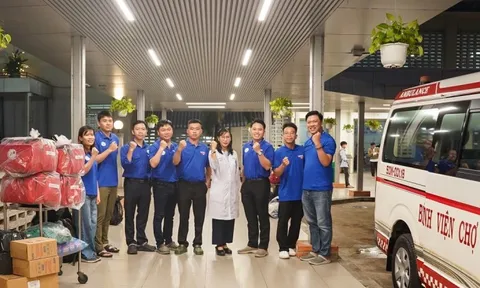 Nhiều bác sĩ ở TPHCM xuyên đêm vào tâm lũ dữ cứu dân