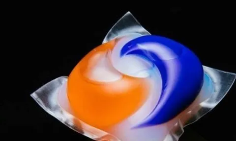 Viên giặt vỡ bắn vào mắt, người phụ nữ gần như mù một bên