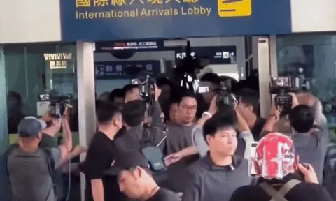 Mỹ nhân đẹp nhất thế giới bị cấm sóng suốt 10 năm, ngày trở về được cả quê nhà vỡ òa chào đón