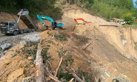 Nổ mìn phá đất đá sạt lở, sớm thông đường lên Đà Lạt