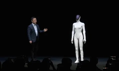 Làm robot quá giống người, hãng xe điện Trung Quốc phải 'bóc chân' robot trực tiếp trên sân khấu để chứng minh