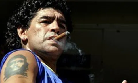 Rợn người những phút cuối đời của huyền thoại bóng đá Maradona: “Ngôi nhà kinh hoàng”, cơ thể sưng phồng, bị bỏ mặc tàn nhẫn