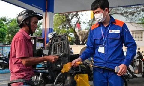 Giá xăng ngày mai dự báo giảm mạnh