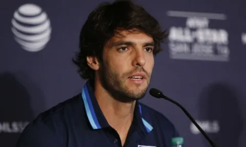 Kaka đến Việt Nam