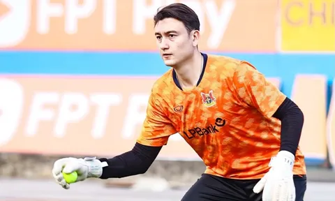 Văn Lâm căng thẳng khi đối đầu Hà Nội